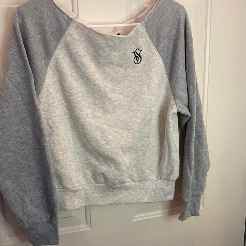 Victoria Secret Gray Raglan Sweatshirt NWT SIZE XS.
